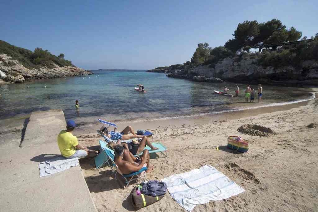 FOTOGRAFÍA. SANT LLUÍS (ESPAÑA), 27.07.2022. Vista de gente en la playa de Binissafúller en el municipio de Sant Lluís (Menorca). Efe