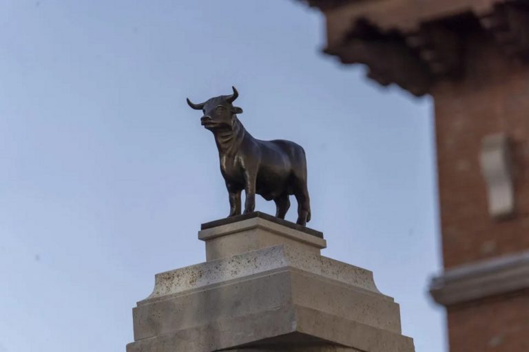 Teruel| El Torico vuelve a lucir sobre su fuste ante la mirada emocionada de los turolenses