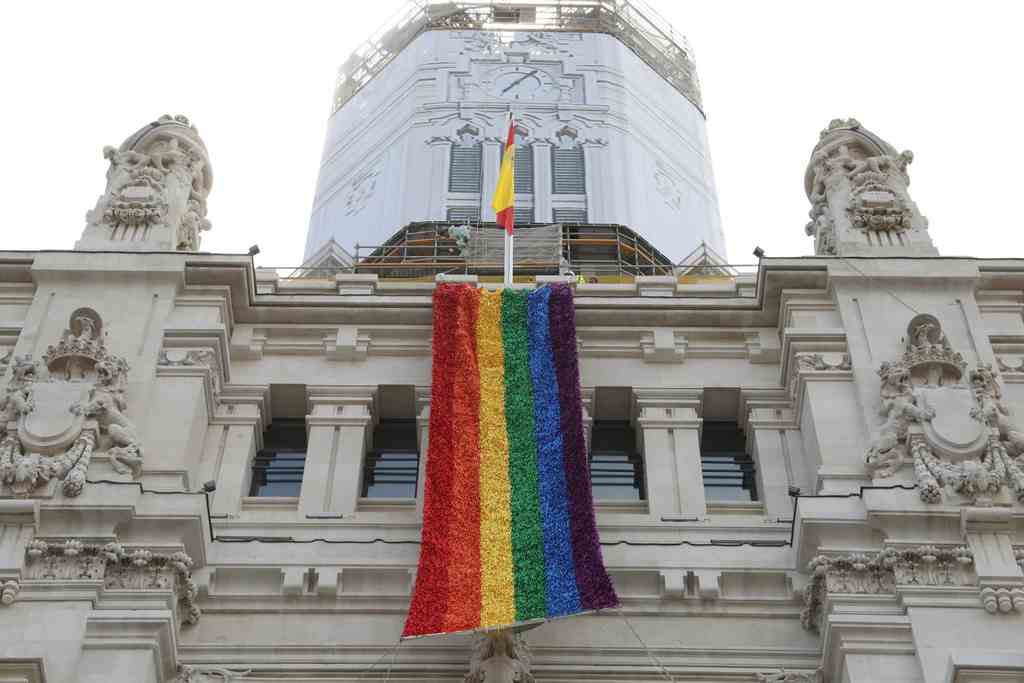 Bandera LGTBI+ en fachada Ayuntamiento de Madrid. Ñ Pueblo