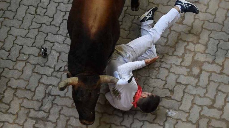 Sexto encierro de los sanfermines 2022| Un mozo herido por asta de toro y otros 5 trasladados a centros sanitarios de Pamplona