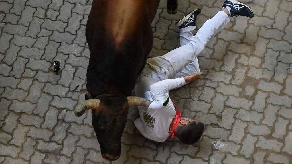Pamplona (España), martes 12 de julio de 2022. Un corredor ha resultado herido por asta de toro y otros cinco trasladados a centros sanitarios por contusiones. Efe (5)