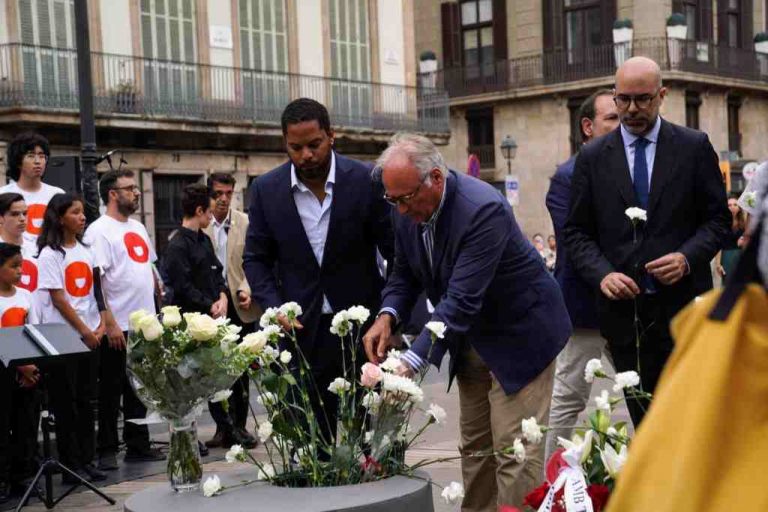 VOX homenajea a las víctimas del 17-A denunciando el «peligro de la islamización creciente» en Cataluña