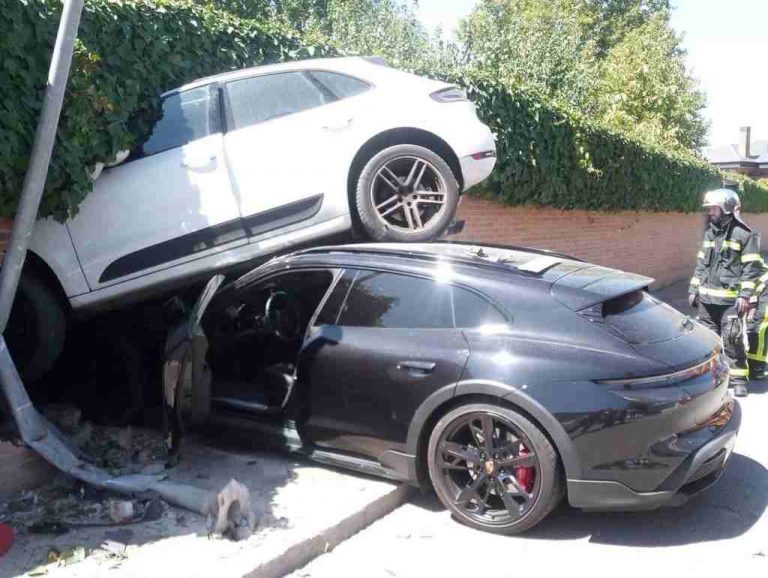 Una mujer impacta su coche contra otro y ambos rompen el muro de una casa en Alcalá de Henares (Madrid)