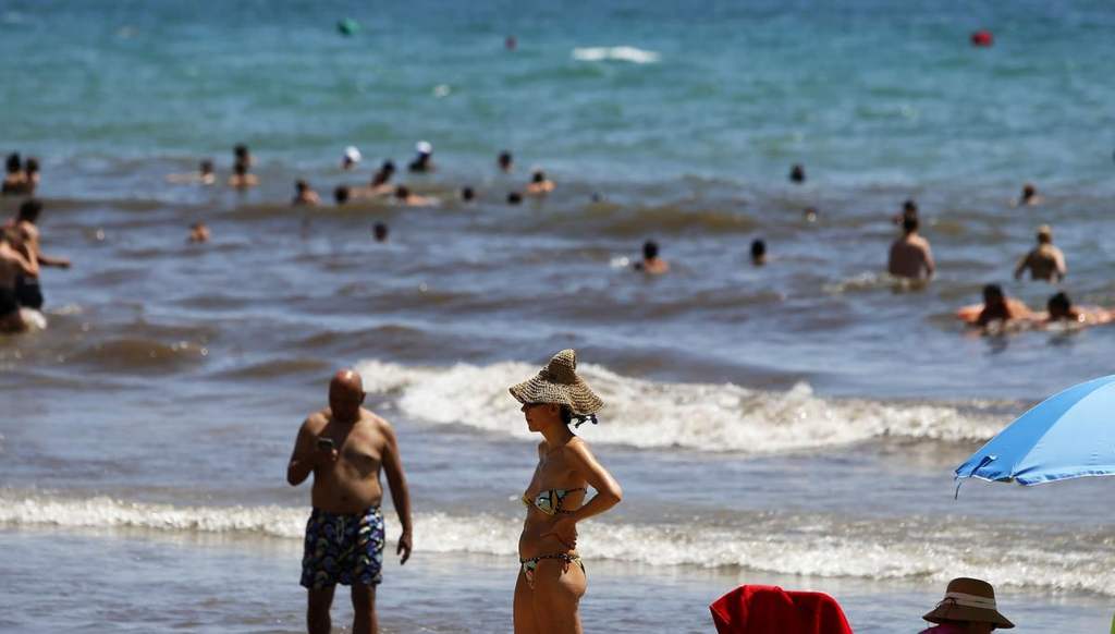 FOTOGRAFÍA. ALICANTE (ESPAÑA), 05.08.2022. Turistas disfrutan del Sol y el mar en la playa del Postiguet de Alicante en la Comunidad Valenciana este viernes. Efe