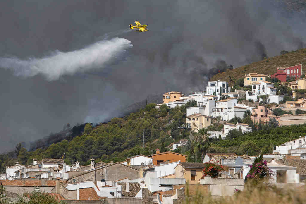FOTOGRAFÍA. ATSUBIA (COMUNIDAD VALENCIANA) ESPAÑA, 15.08.2022. Las llamas avanzan hacia una zona de viviendas en la Atzubia. Efe
