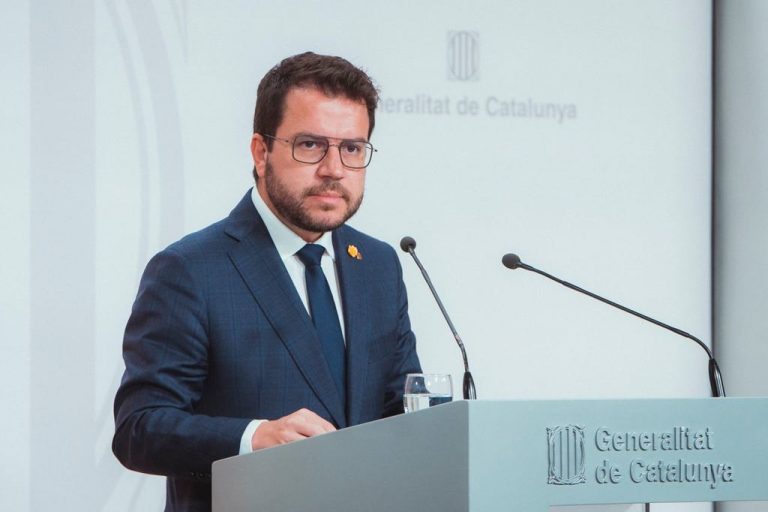 Cataluña| Aragonés defiende agotar la legislatura ante un JxCat que  quiere salir del Gobierno por la suspensión de Barràs y la Mesa de la traición 