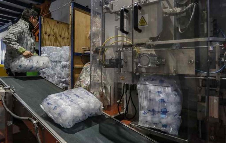 España| La demanda de hielo se dispara el doble al día (8.000.000 de kilos de cubitos) y las empresas ya no saben qué hacer para atender los pedidos