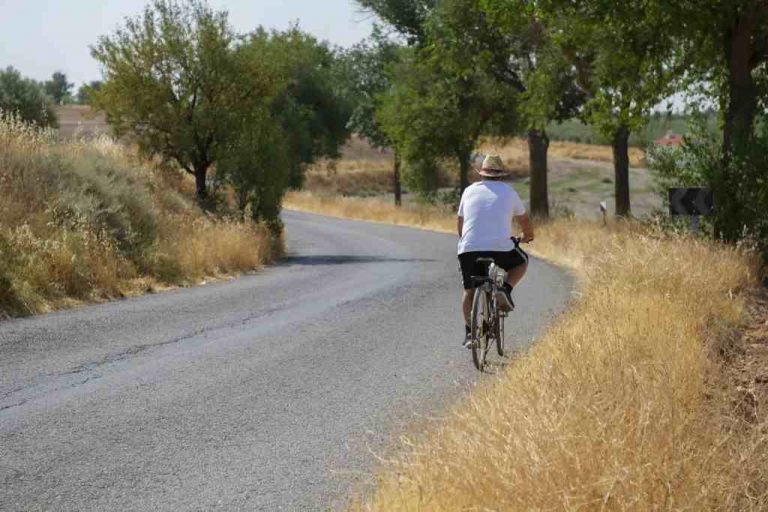 FOTOGRAFÍA. DAIMIEL (ESPAÑA), 02 DE AGOSTO DE 2022. Un hombre pasea en bicicleta este martes en Daimiel (Ciudad Real). Efe