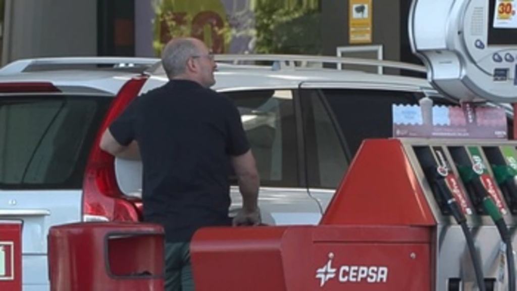 FOTOGRAFÍA. ESPAÑA, 18.08.2021. Una persona llenado el depósito de su coche este jueves de agosto de 2021 cuando España, a la bonificación de 20 céntimos por litro. Efe