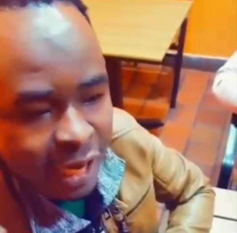 FOTOGRAFÍA. ESPAÑA, 24.08.2022. Contribución fiscal de inmigrantes muy inferior a la del español. Un grupo de inmigrantes con papeles y sin papeles en España se jactan por las ayudas sociales que suman cada mes, pudiendo llegar a cobra entre 1.000 euros y 2.500 euros. Uno de ellos que dice cobrar 1.500 euros de ayudas sociales asegura que no va a trabajar nunca más porque se siento esclavo trabajando. «No voy a trabajar». «No quiero ser esclavo de nadie». Lasvocesdelpueblo (Ñ Pueblo)