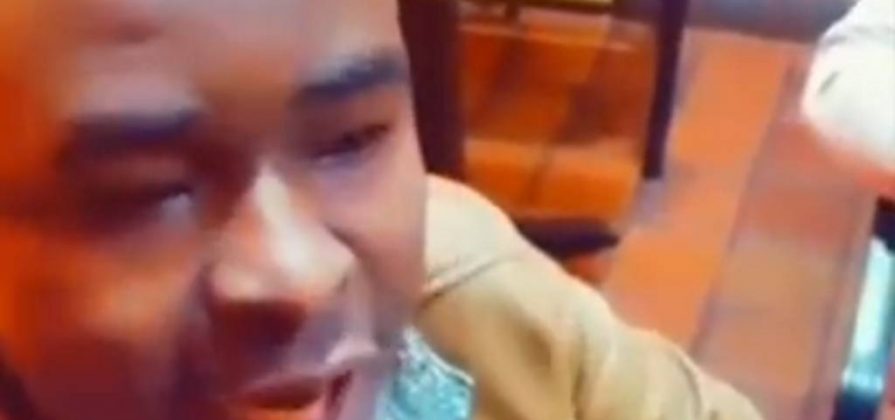 FOTOGRAFÍA. ESPAÑA, 24.08.2022. Contribución fiscal de inmigrantes muy inferior a la del español. Un grupo de inmigrantes con papeles y sin papeles en España se jactan por las ayudas sociales que suman cada mes, pudiendo llegar a cobra entre 1.000 euros y 2.500 euros. Uno de ellos que dice cobrar 1.500 euros de ayudas sociales asegura que no va a trabajar nunca más porque se siento esclavo trabajando. «No voy a trabajar». «No quiero ser esclavo de nadie». Lasvocesdelpueblo (Ñ Pueblo)