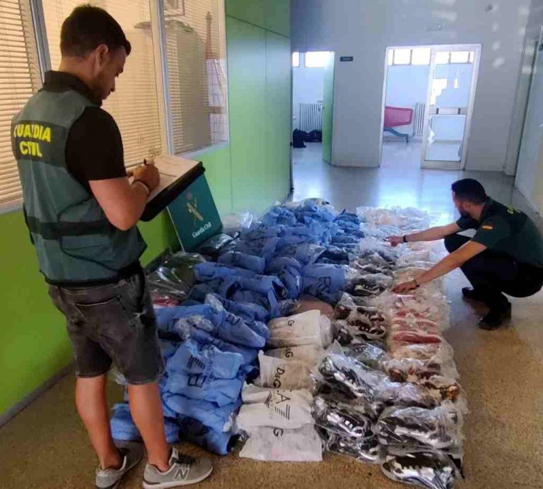 La Guardia Civil interviene 2.100 falsificaciones de marcas valoradas en 667.9835 euros en La Jonquera (Cataluña)