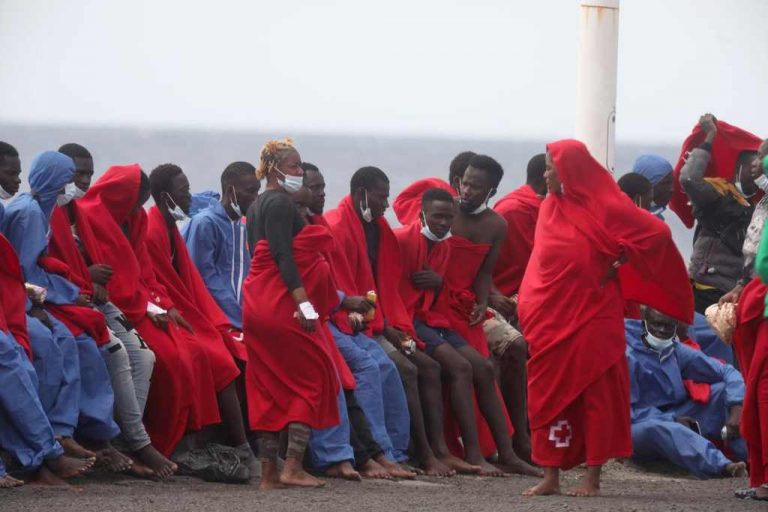 España| Llegan 432 inmigrantes ilegales a bordo de 8 pateras y lanchas neumáticas