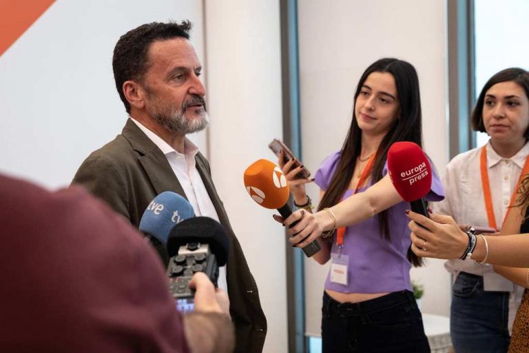Cs: «Los separatistas ponen de manifiesto su fanatismo boicoteando el minuto de silencio por víctimas del 17A»