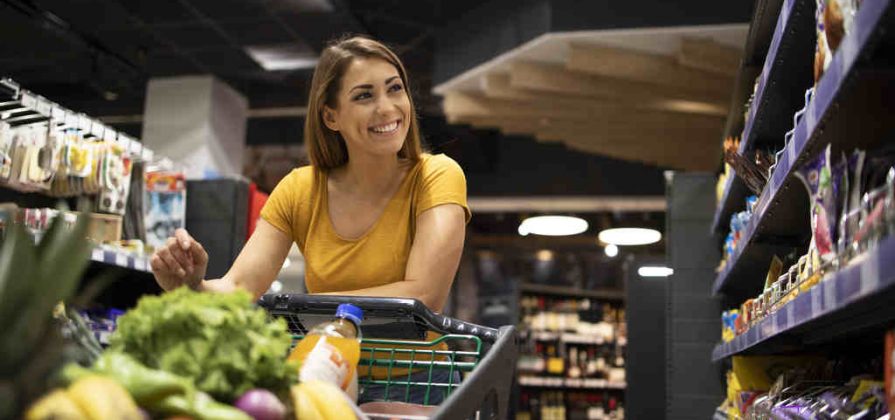 FOTOGRAFÍA. MUNDO, 20.08.2022. Los precios, Inflación. Mujer con carrito de compras comprando alimentos en el supermercado. imagen Freepik. Lasvocesdelpueblo (Ñ Pueblo)
