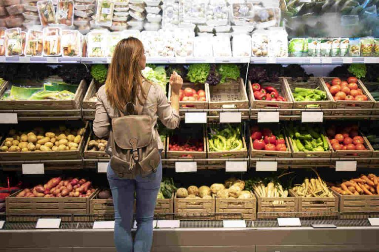 La inflación se modera al 10,5 % en agosto en España con una subida récord de alimentos