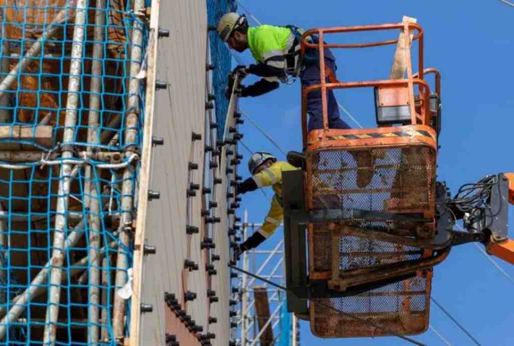 FOTOGRAFÍA. MUNDO, AÑO 2021. Paro. Desempleo. Detalle de los trabajadores del sector de la construcción durante una jornada laboral. Efe