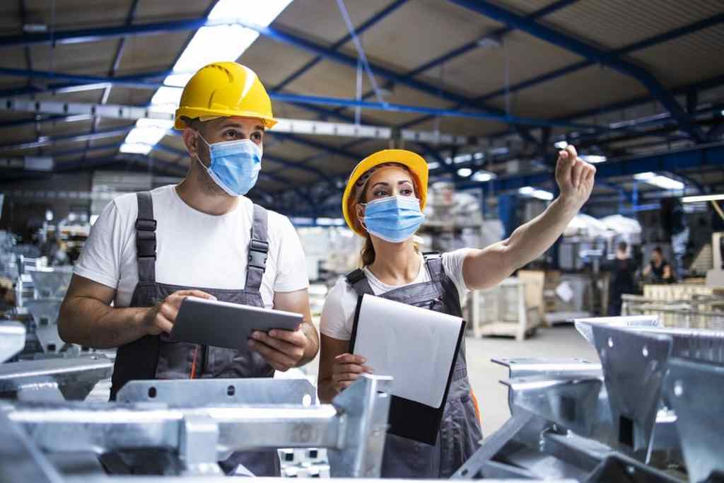 FOTOGRAFÍA. MUNDO, AÑO 2021. Paro. Desempleo. Trabajadores de fábrica haciendo control de calidad de producción. Freepik. (Ñ Pueblo) (2)