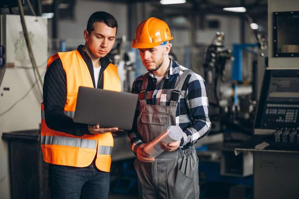FOTOGRAFÍA. MUNDO, AÑO 2021. Paro. Desempleo. Trabajadores de fábrica haciendo control de calidad de producción. Freepik. (Ñ Pueblo)