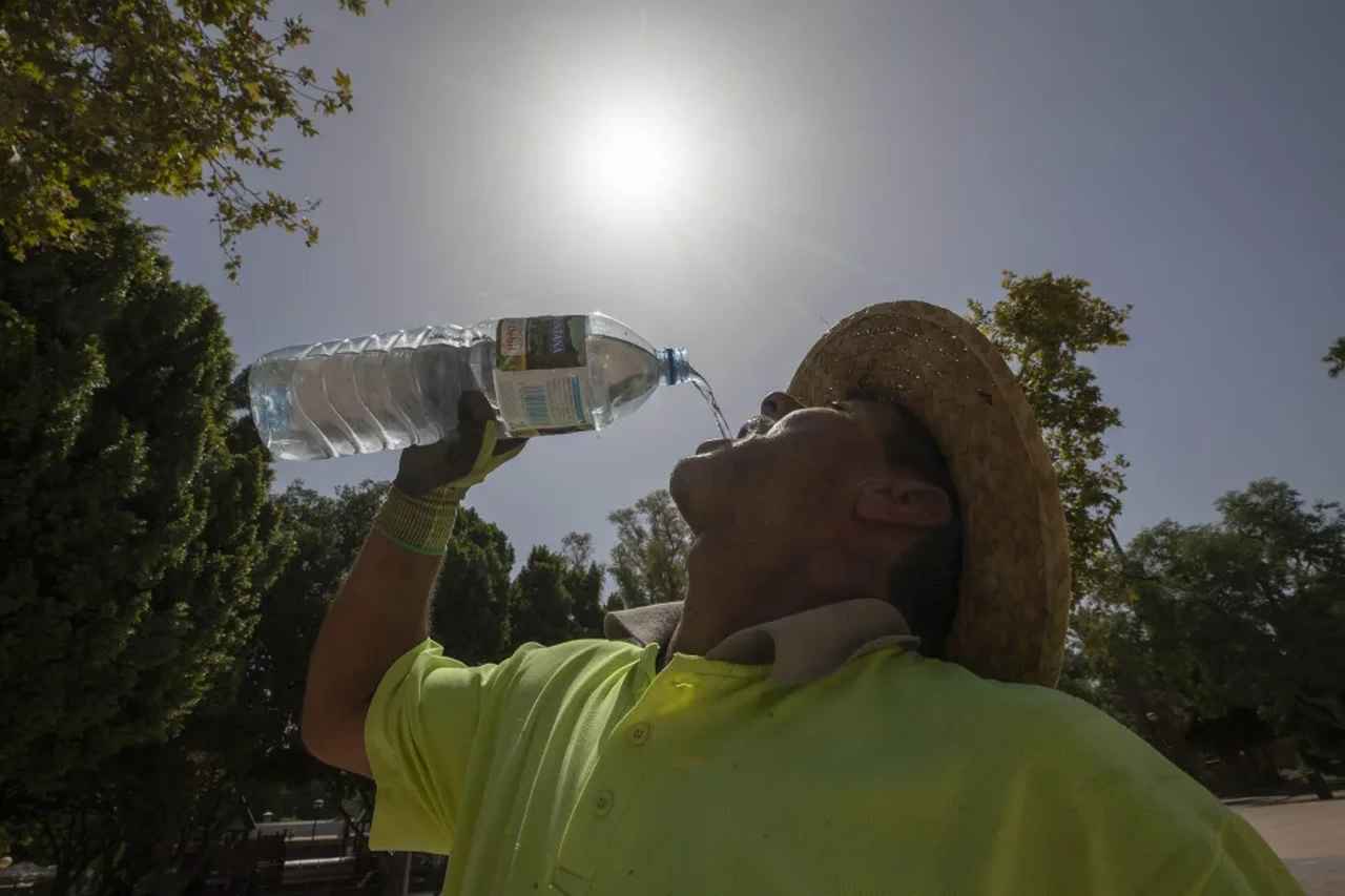 FOTOGRAFÍA. MURCIA (ESPAÑA), 30.08.2022. un trabajador de la construcción bebe agua durante un descanso de su trabajo en Murcia. Efe