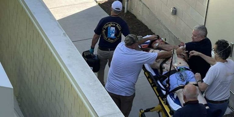 Nueva York| El autor de «Los versos satánicos» Salman Rushdie sobrevive con respiración asistida tras el ataque del musulmán Hadi Matar