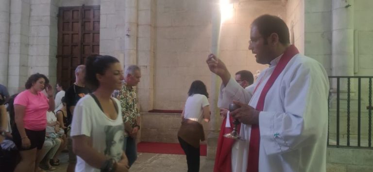 Olona finaliza la primera jornada de su Pelinegración Cristiana con misa y bendición en Portomarín (Lugo)