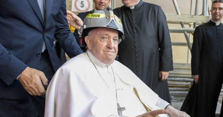 Jorge Mario Bergoglio (papa Francisco) viaja a L’Aquila para visitar la tumba de Celestino V