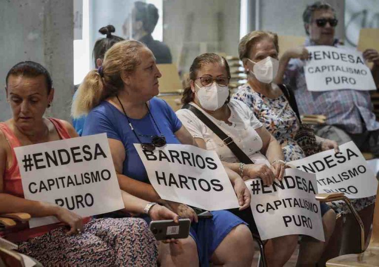 Andalucía| Miles de vecinos «sin luz» en Sevilla se agrupan en movimiento vecinal: «Barrios Hartos» o «Endesa Capitalismo Puro»