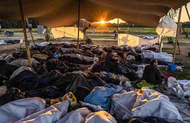Inmigrantes ilegales sin alojamientos ni mantas malviven entre sus heces y orina en Países Bajos