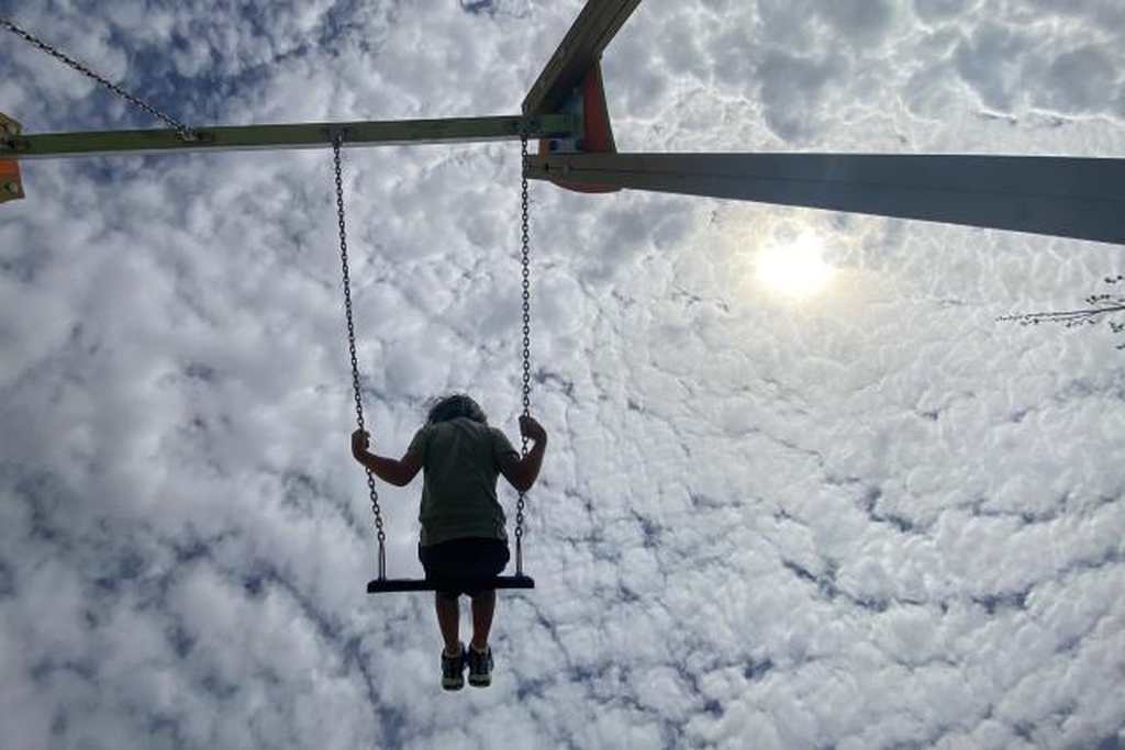 FOTOGRAFÍA. TERUEL (ESPAÑA), 10.08.2022. Un niño se columpia bajo un cielo nublado en Teruel, en un día con altas temperaturas. Efe