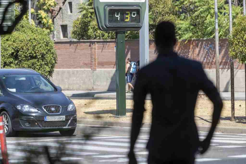 FOTOGRAFÍA. ZARAGOZA (ESPAÑA), 09.08.2022. Un termómetro en una calle de Zaragoza marca 43 grados al mediodía de este martes. Efe