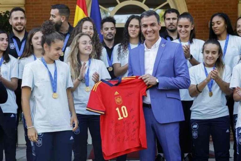Sánchez recibe a las campeonas del mundo de la selección española de fútbol femenino sub’20