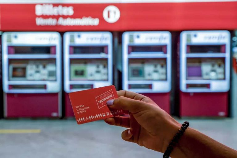 FOTOGRAFÍA. MADRID (ESPAÑA), 24.08.2022. Viajeros gestionan la compra de sus abonos en máquinas expendedoras de billetes en una estación de Cercanías de Madrid. Los viajeros recurrentes de Renfe pueden adquirir desde hoy el nuevo abono gratuito con el que podrán viajar en determinados trenes desde el 1 de septiembre. Efe