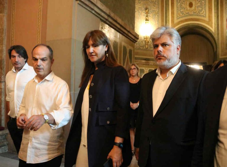 La Mesa del Parlamento de Cataluña estudia la petición de JxCat sobre suspensión de Borràs