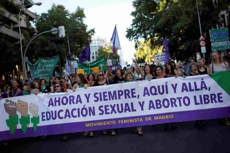 Claves de la Ley de aborto de Podemos e Izquierda Unida: las jóvenes de 16 años podrán abortar sin consentimiento de sus padres