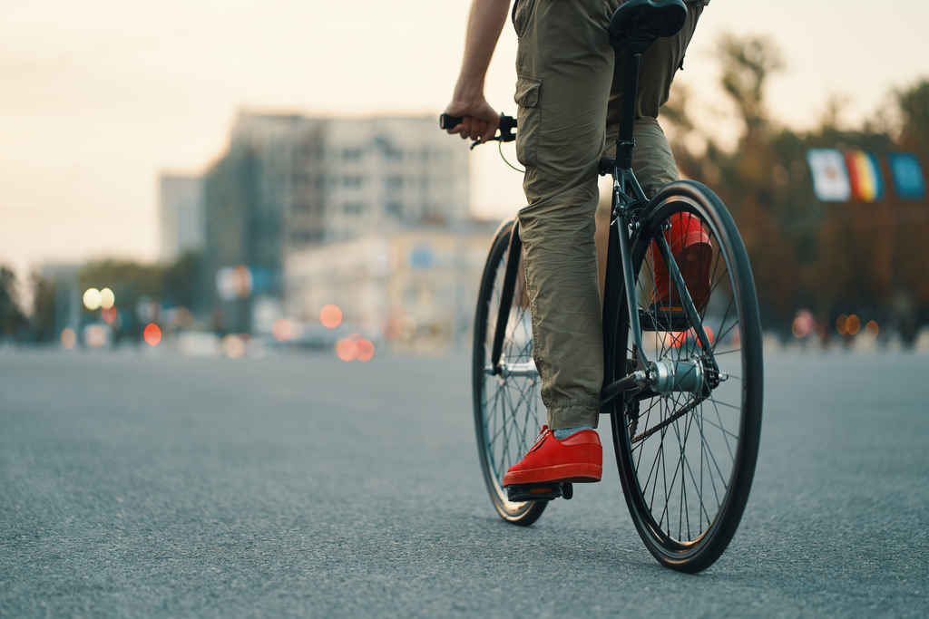 FOTOGRAFÍA. MUNDO, 03.08.2022. Una persona se desplaza en una bicicleta en una calzada de una ciudad. Freepik. (Ñ Pueblo)