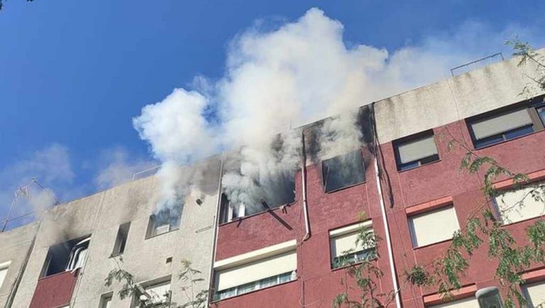 Menores saltan por la ventana desde un quinto piso en Badalona (Barcelona) para huir del fuego y bomberos rescatan por la fachada a un tercer herido