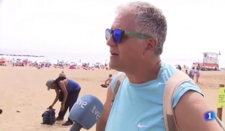 Robo en directo de bolso de turista en playas de Barcelona (Cataluña) durante entrevista de TVE
