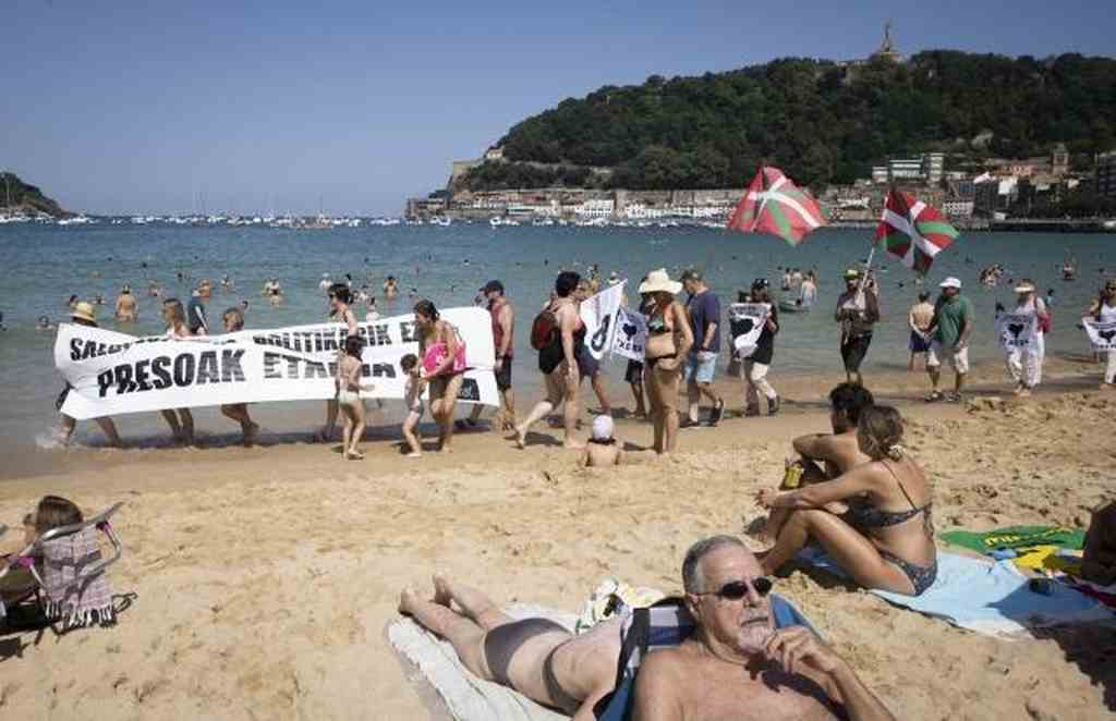 FOTOGRAFÍA. SAN SEBASTIÁN (ESPAÑA), 07.08.2022. La asociación de familiares de presos terroristas asesinos de la banda ETA, Etxerat, recorre las playas vascas y las de navarras por los presos terroristas etarras. Efe