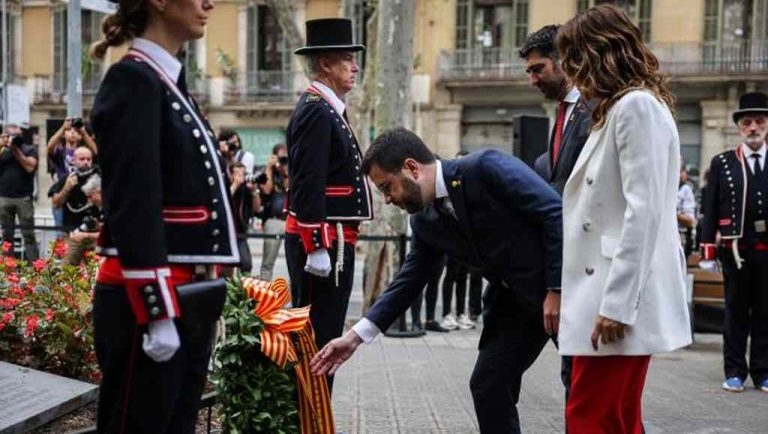Aragonés reitera en la ofrenda floral a Rafael Casanova su «compromiso» para que el separatismo vuelva a «votar» la independencia de Cataluña