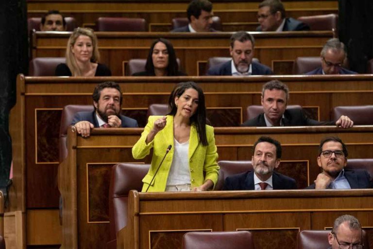 Arrimadas: «Sánchez utiliza las mismas palabras que Puigdemont y Batet actúa como Forcadell en 2017»