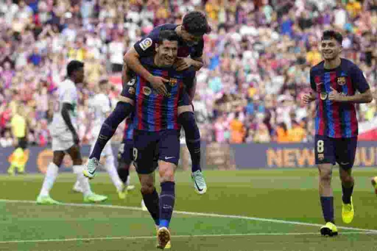 Más de dos años después FC Barcelona vuelve a dormir como líder de la Liga española de fútbol (3-0) ante el Elche