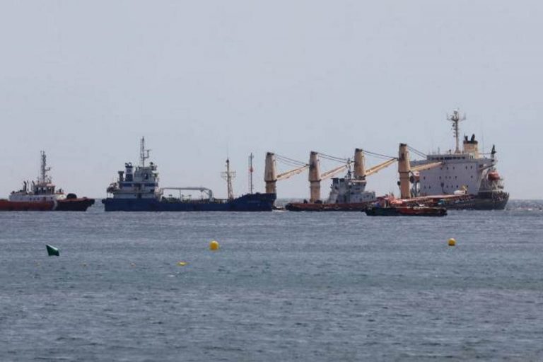 Prosigue la extracción del fueloil del buque OS 35 varado en Gibraltar