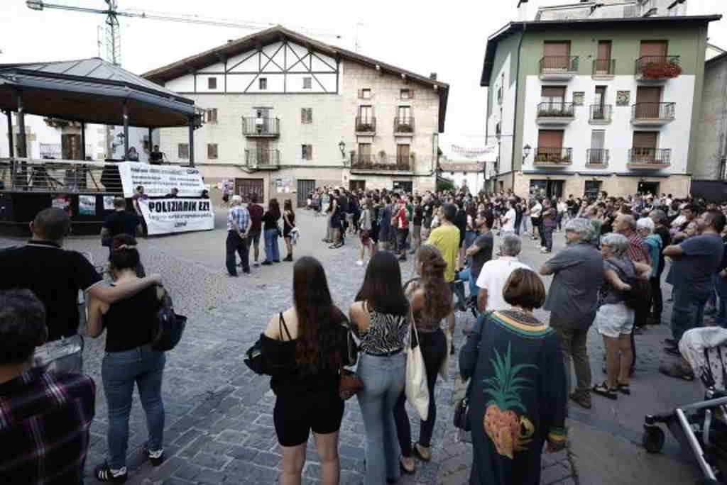FOTOGRAFÍA. ALSASUA (NAVARRA) ESPAÑA, 03.09.2022. Minoría filoetarra, separatista y comunista pide la expulsión de la Guardia Civil de Alsasua. Efe..