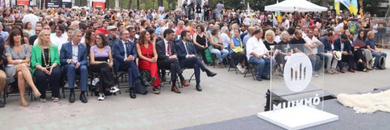 La ultraizquierda Unida Podemos y sus ‘colegas’ separatismo juntitos en acto de la Diada de Ómnium Cultural