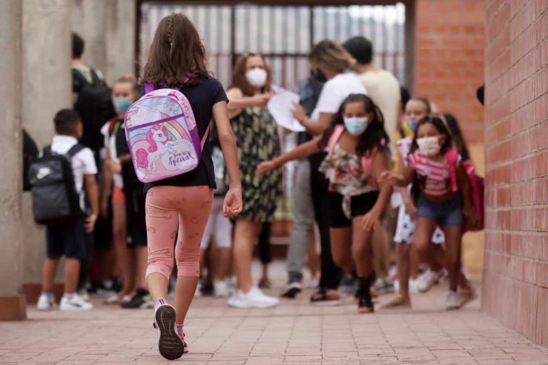 España elimina las únicas restricciones COVID 19 en los centros educativos: distancia interpersonal y mezclar distintos grupos