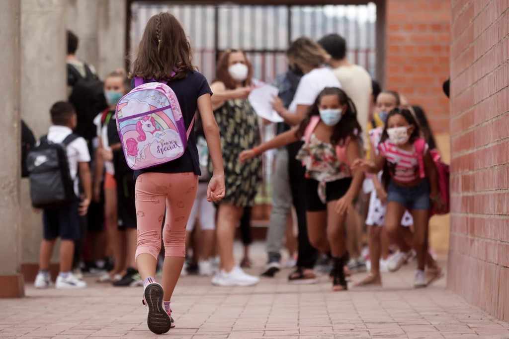 FOTOGRAFÍA. BARCELONA (ESPAÑA), PRIMER DÍA DE CURSO ESCOLAR 2021-2022 EN CATALUÑA. Varios alumnos del Instituto Escola Mirades de Barcelona. Efe
