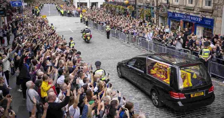 Escocia despide con emoción y serenidad a Isabel II en su cortejo fúnebre