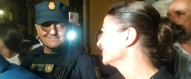 Alegría de un Policía con Macarena Olona tras salvarla del atentado de la ultraizquierda en Universidad de Granada