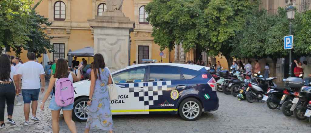 FOTOGRAFÍA. GRANADA (ESPAÑA), 15.09.2022. Detalle de la entrada de la Facultad de Derecho de la universidad de Granada donde Macarena Olona. Ñ Pueblo